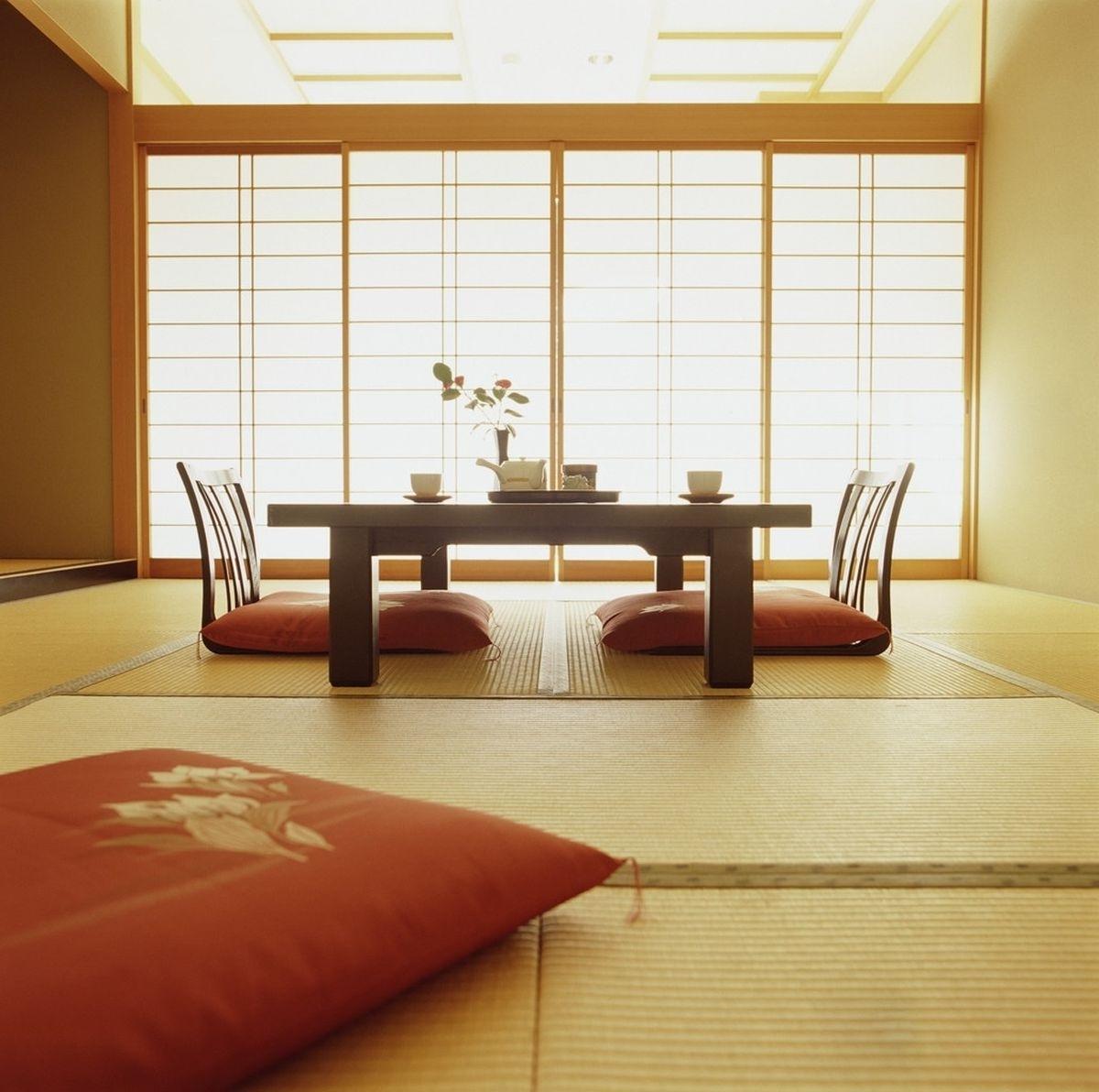 Phòng khách phong cách Nhật Bản: Phòng khách phong cách Nhật Bản mang đến cảm giác nhẹ nhàng, dễ chịu và hài hòa đầy tính tinh tế. Với sự kết hợp giữa nội thất và kiến trúc, bạn sẽ có được không gian sống thoải mái và tiện nghi, mang đến cho bạn những trải nghiệm thú vị và cảm giác khó quên.