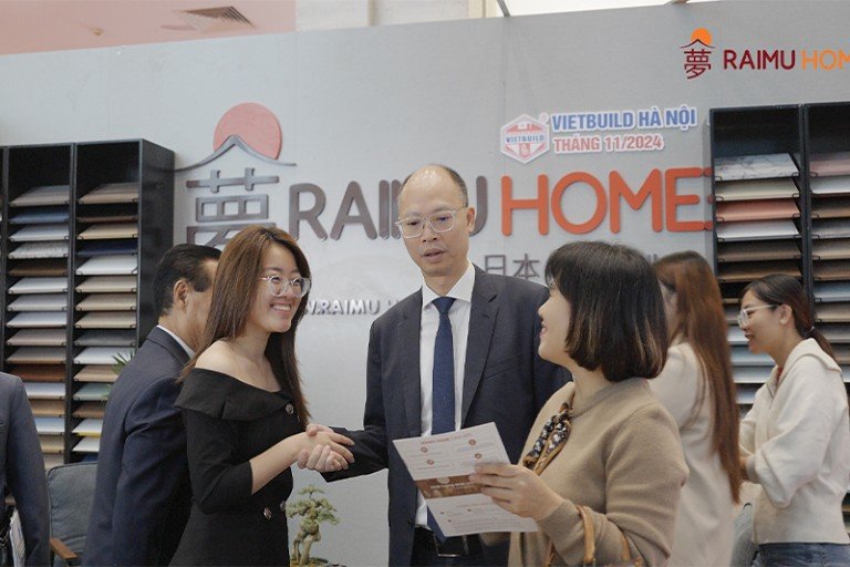 LÃNH ĐẠO BỘ XÂY DỰNG TỚI THĂM GIAN HÀNG RAIMU HOME TẠI VIETBUILD HÀ NỘI THÁNG 11/2024